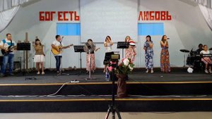 Буду славить Его (Потоки Божьей реки льются с Небес на нас) - песня