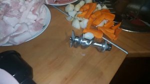 Какую мясорубку выбрать? Видеообзор электрической мясорубки Bosch MFW68660.