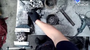 Снятием переднего подшипника с ротора генератора.