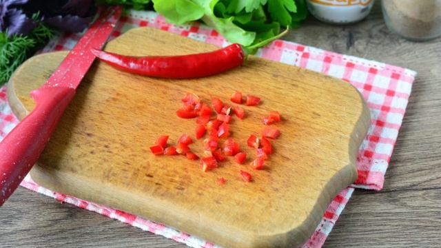 Острый салат с помидорами и перцем чили