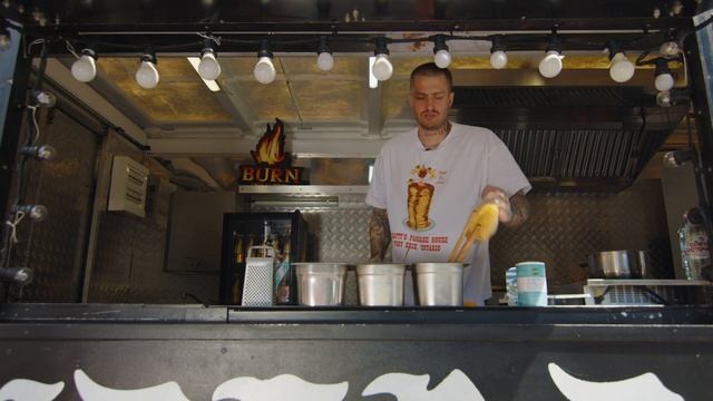 Готовим "Mac & Cheese" вместе с Underdog | Sneakerhead x BURN смотреть онлайн