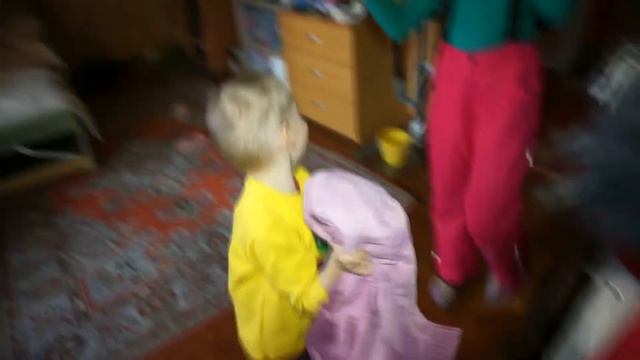 Игра "холодно - горяче". Чем ближе к находке тем теплее. Но если ищут двое, найти очень трудно.