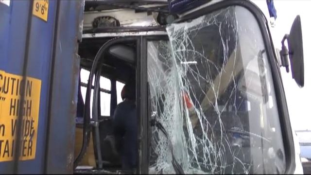 На трассе между Белгородом и Строителем рейсовый автобус столкнулся с грузовиком смотреть онлайн