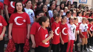 Tebessüm. 23 Nisan Bayramı İçin Okulumun Koro Çalışması. Ecrin Su Çoban.