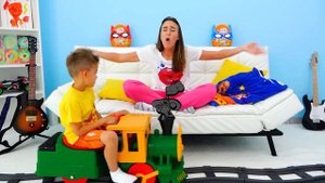 Vlad und Niki spielen mit Spielzeugeisenbahnen