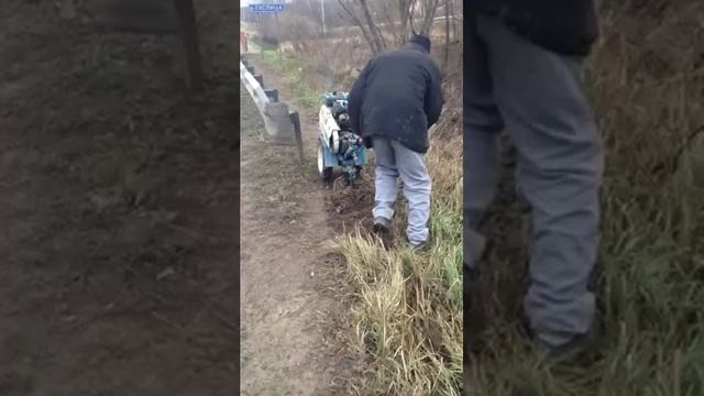 Михалыч капает траншею))) смотреть онлайн