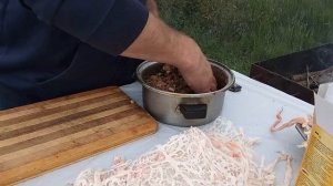 Рубленное мясо в жировой сетке на мангале.