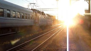В рассвет Электровоз ЧС7 - 109 с пассажирским поездом Москва - Кострома