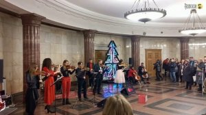 «Вальс цветов» и вальсирующие зрительницы. Самая новогодняя музыка