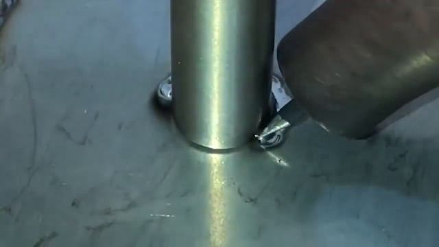 Аргонная сварка металлических предметов, идеальный сварочный шов. смотреть онлайн