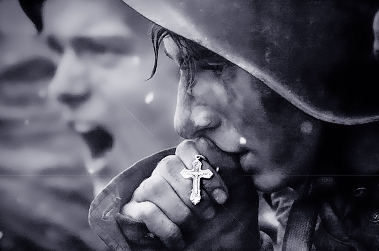 Солдат с крестиком. Солдат целует крестик.