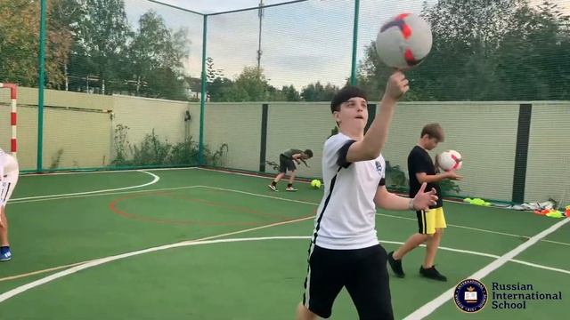 Открытое занятие по футболу в Russian International School смотреть онлайн