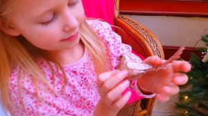 Эльвира и Райан украшают елку на Новый год