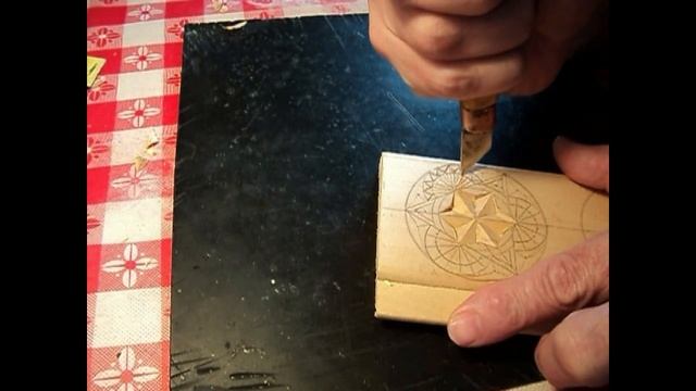 Геометрическая резьба по дереву. Вырезание розетки
