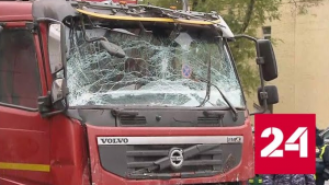 В Москве грузовик раздавил такси с пассажиркой - Россия 24