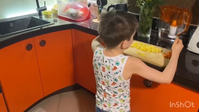 Даня варит суп