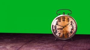 СТАРИННЫЕ ЧАСЫ БУДИЛЬНИК ФУТАЖ на ЗЕЛЕНОМ ФОНЕ