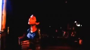 Мальчик Тайсон играет на гармошке и поёт