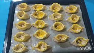 Корзинки (тарталетки)с сыром и рыбой  из слоёного бездрожжевого теста в духовке! Вкусно и  быстро!