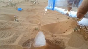 Вода, вытекая из бутылки, мгновенно замерзает в пустыне.