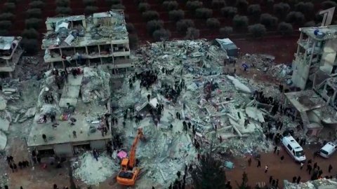 В пострадавших районах Сирии и Турции продолжается...ор завалов и поиск выживших после землетрясения