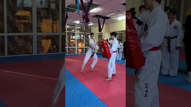 Демонстрация скоростной техники ног в Таеквондо смотреть онлайн