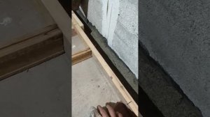 Полистирол бетон. Заливаю нишу между фундаментом и полом. И ещё...