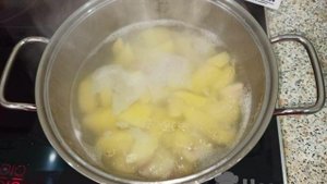 Картофель по-деревенски со специями в духовке