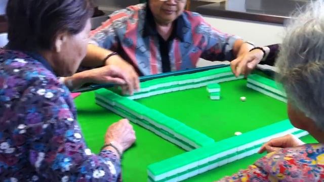 Chinese ladies playing Mahjong!! смотреть онлайн