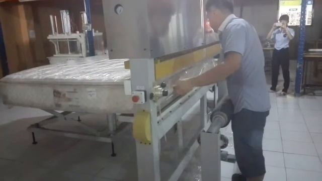 NG-26C Машина для упаковки матраса в полиэтиленовую пленку смотреть онлайн