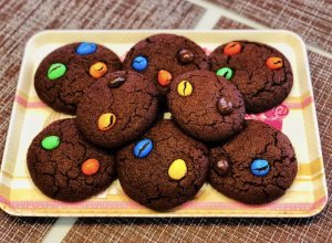 Легкое и быстрое в приготовлении шоколадное печенье M&M.