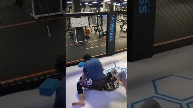 Схватка по борьбе греплингу с тренером в новом клубе!!!!тренер был удивлён)) смотреть онлайн