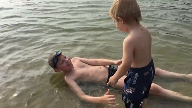 Как малыши и дети купаются на море. смотреть онлайн