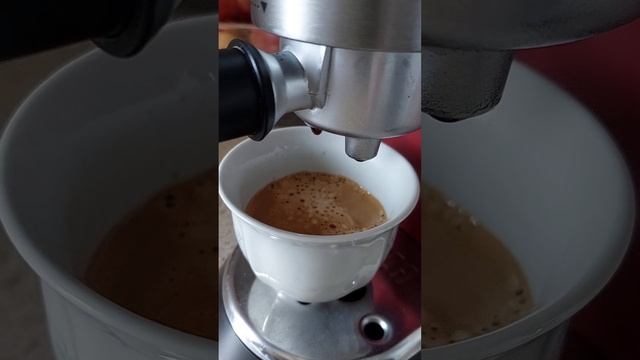 making latte coffee and DeLonghi Dedica EC685