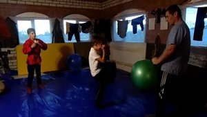 Серийные удары ногами на скорость и мощь (дети)