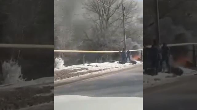 Коммунальщики из Алматинской области для отогрева замерзших труб решили жечь покрышки смотреть онлайн