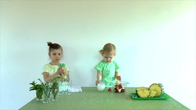 Strawberry pineapple milkshake. Молочный коктейль "Зонтики". смотреть онлайн