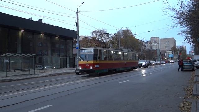 Красивый ростовский трамвай Татра 825-й, на М.Горького 03.11.23г смотреть онлайн