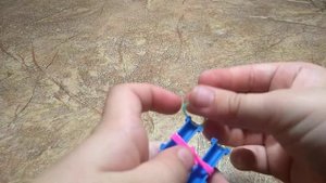 Как сплести клубничку из резинок. Клубника из резинок на рогатке.