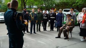 Единороссы ЮЗАО Москвы провели персональный парад для ветерана войны Германа Михайловича Андросенко