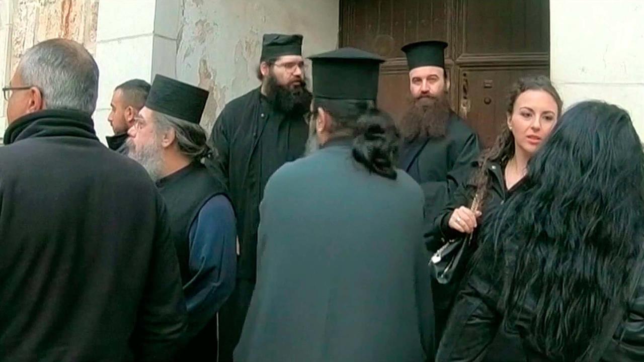 Сотни людей устремились во вновь открытый Храм гроба Господня в Иерусалиме