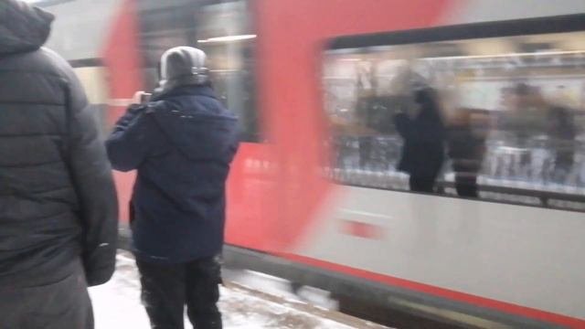 Ласточка проезжает мимо Станций Озерки на 2-ом пути