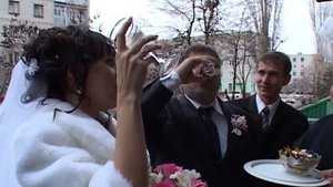 Эффектная встреча жениха и невесты родителями