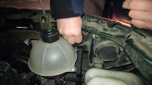 Нива Тревел. Как правильно менять лампы в фаре. смотреть онлайн