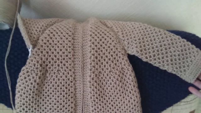 МК детского пальто. Обзор почти готового изделия. Осталось довязать ещё 1 рукав, пояс и воротничок смотреть онлайн