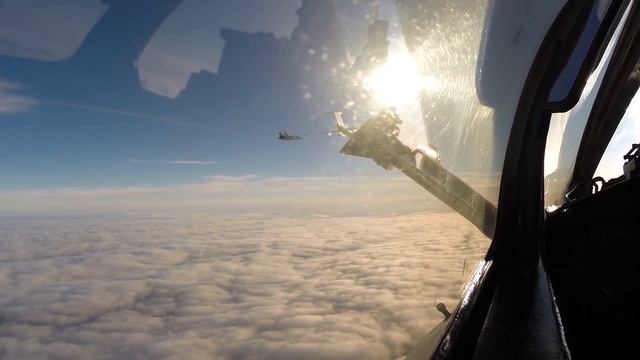 Воздушная дозаправка самолетов МиГ-31БМ и Су-24МР Северного флота смотреть онлайн