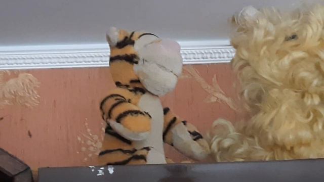 Смотрите какие у меня мягкие игрушки есть... Не которые из них - еще сохранились с моего детства... смотреть онлайн