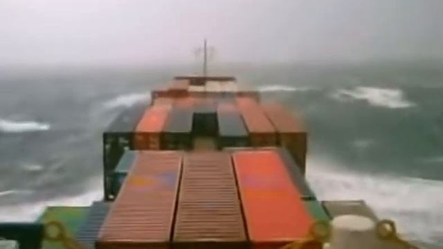 ОЧЕНЬ СИЛЬНЫЙ ШТОРМ,КОРАБЛЬ ЕЛЕ ДЕРЖИТСЯ смотреть онлайн