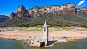 Вид с высоты птичьего полета на водохранилище Панта-де-Сау, Каталония. 30 августа 2022.