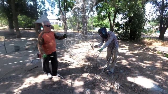 как сделать зону барбекю для сельского бара.каркас из арматуры,барбекю будет без кирпича. смотреть онлайн